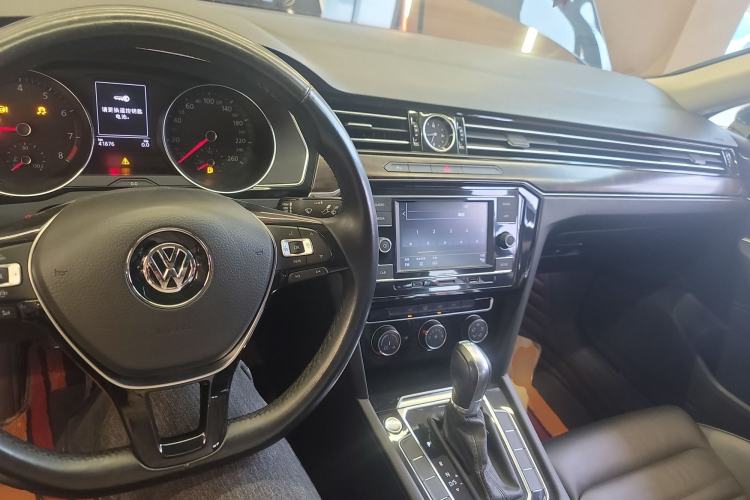 Used Volkswagen Magotan 2019 330TSI DSG Leading Model China VI Standard Center Console