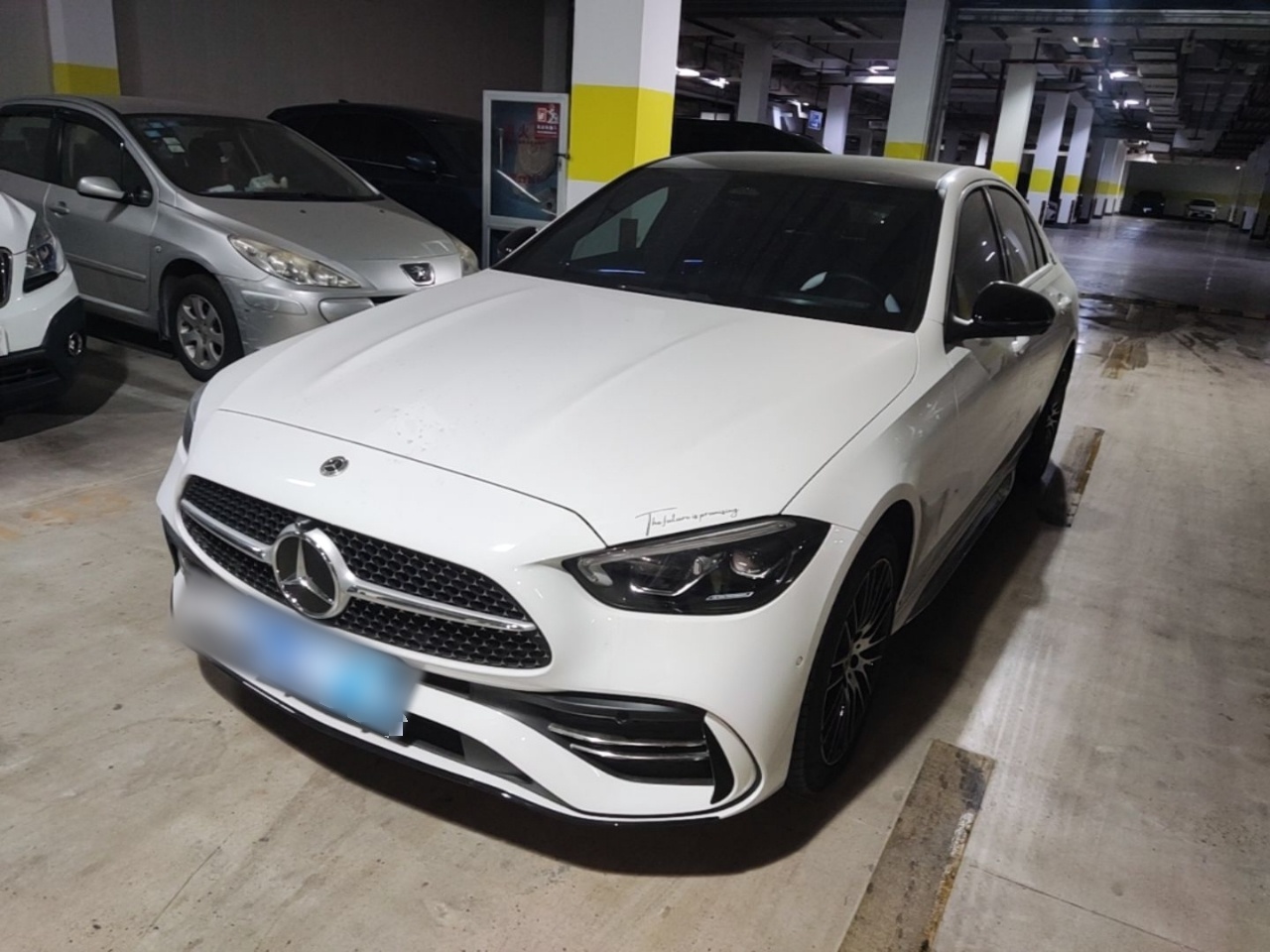 Под передней частью автомобиля