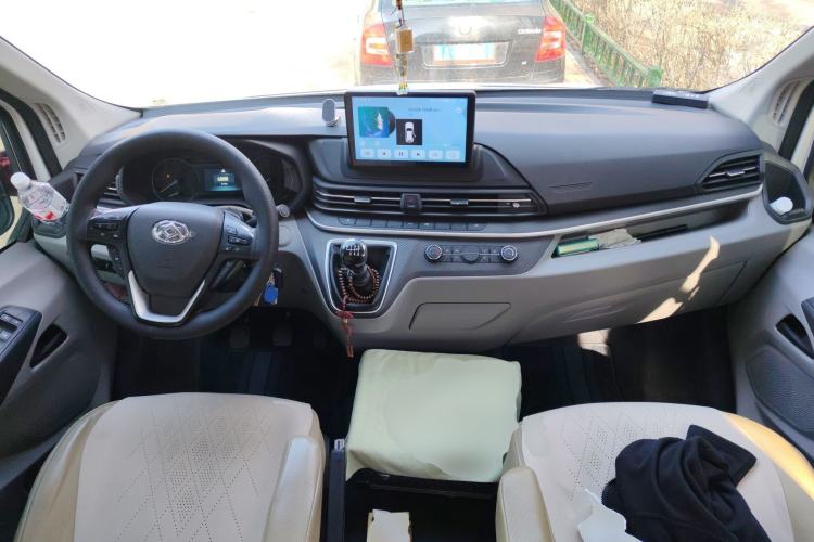 Used SAIC MAXUS Xintu V90 2022 2.0T Manual Zhiyun King Rear-Drive Long Wheelbase High-Roof with Single Rear Tire—6/7 Seats Center Console