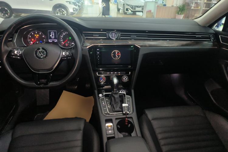 Used Volkswagen Magotan 2019 330TSI DSG Leading Model China VI Standard Center Console