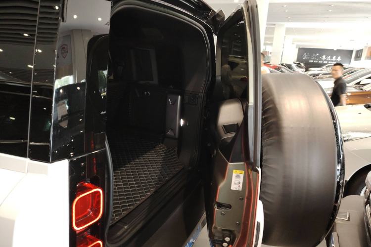 Used Land Rover Defender 2023 Facelift 110 3.0T P400 X-DYNAMIC HSE Trunk