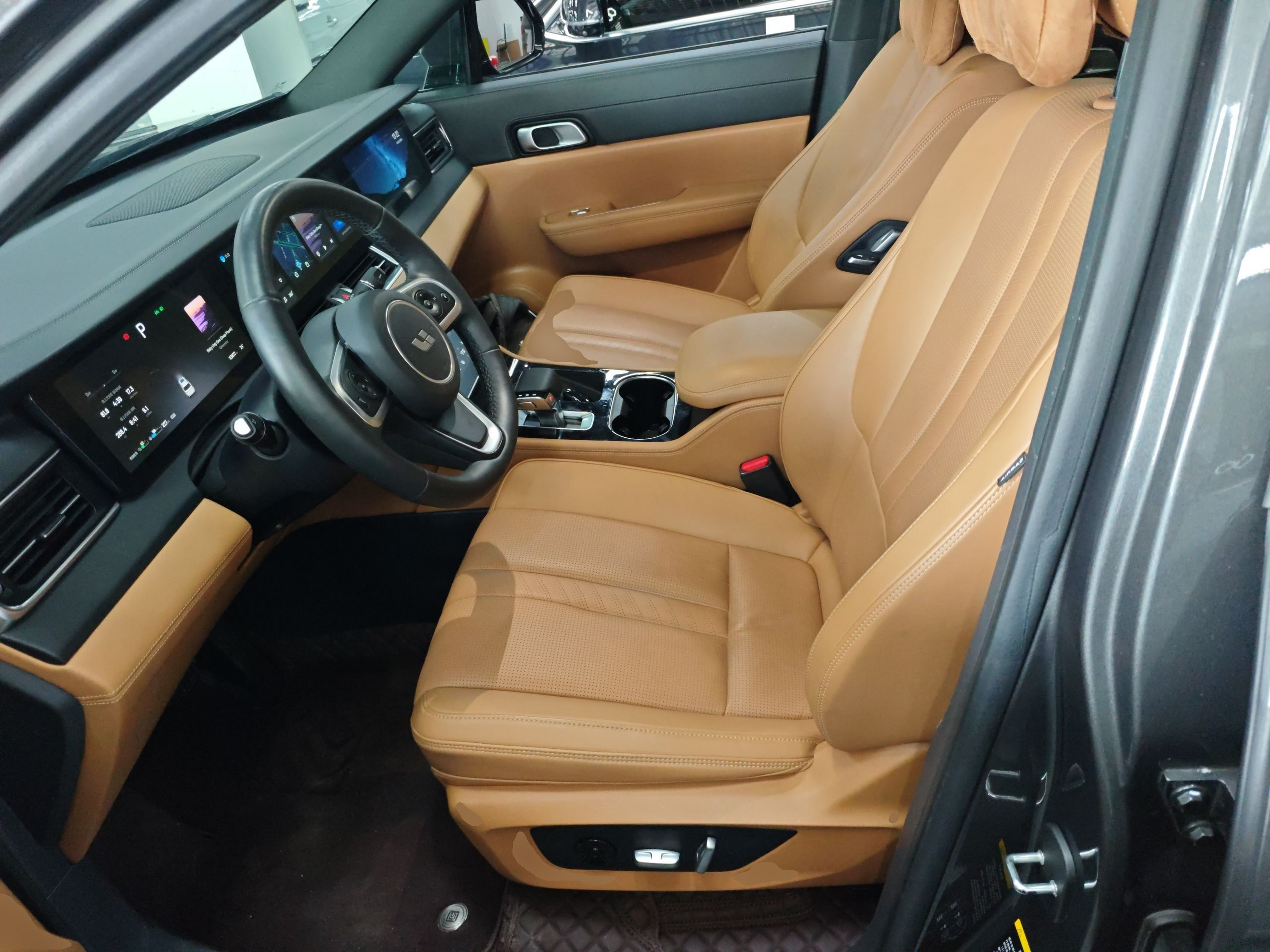 المقاعد الأمامية داخل السيارة