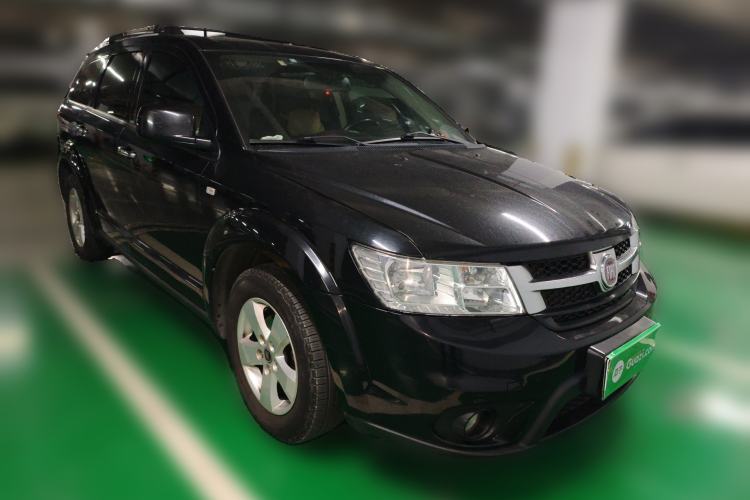 Used Fiat Freemont 2012 2.4L Luxury Edition Front Right 45 Deg