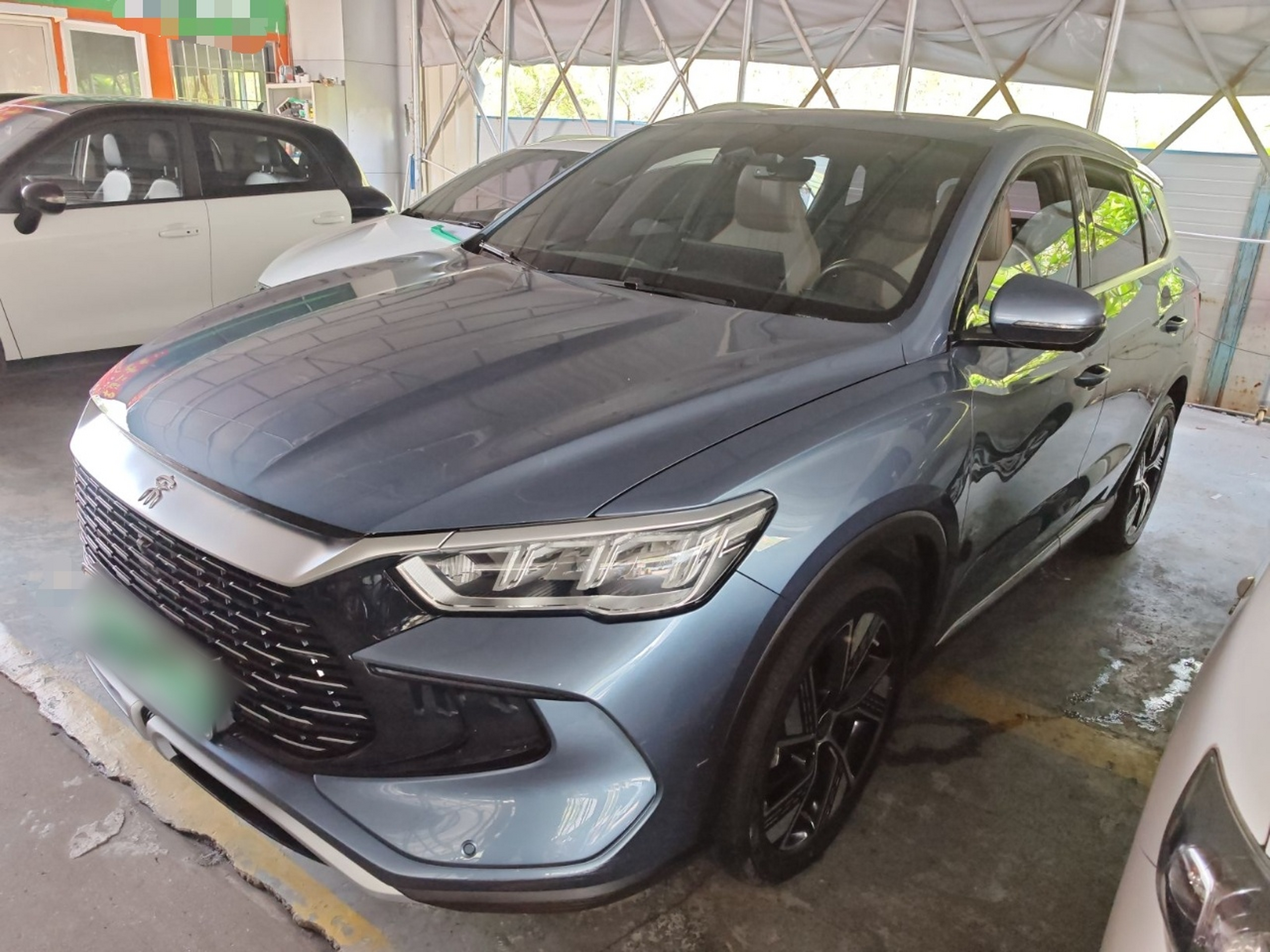 Под передней частью автомобиля