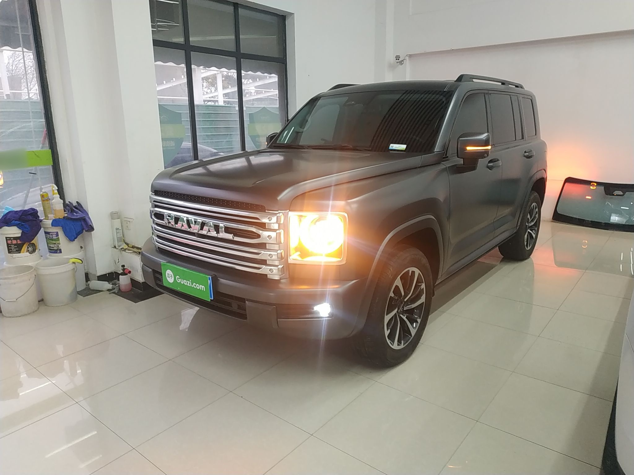 تحت مقدمة السيارة