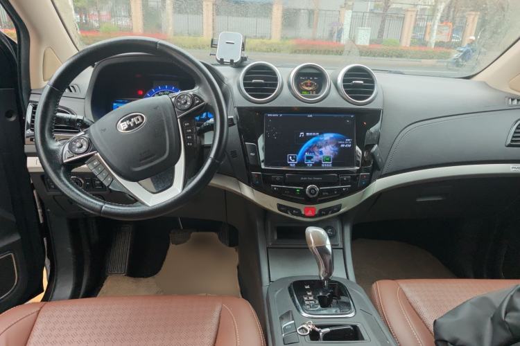 Used BYD S7 2015 2.0T Upgraded Automatic Luxury Version Center Console