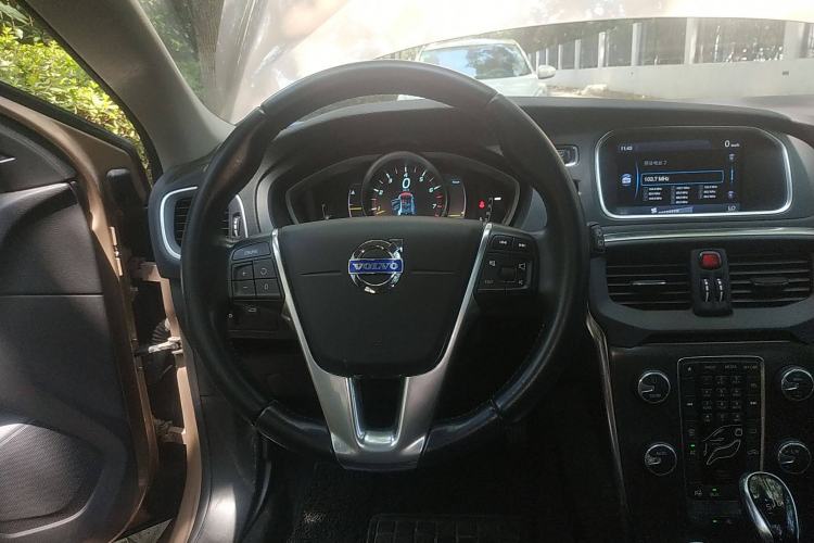 Used Volvo V40 2013 2.0T Zhiya Edition
