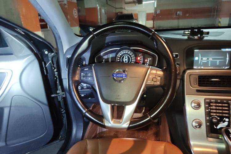 Used Volvo S60 2015 S60L 2.0T Zhiyuan Edition
