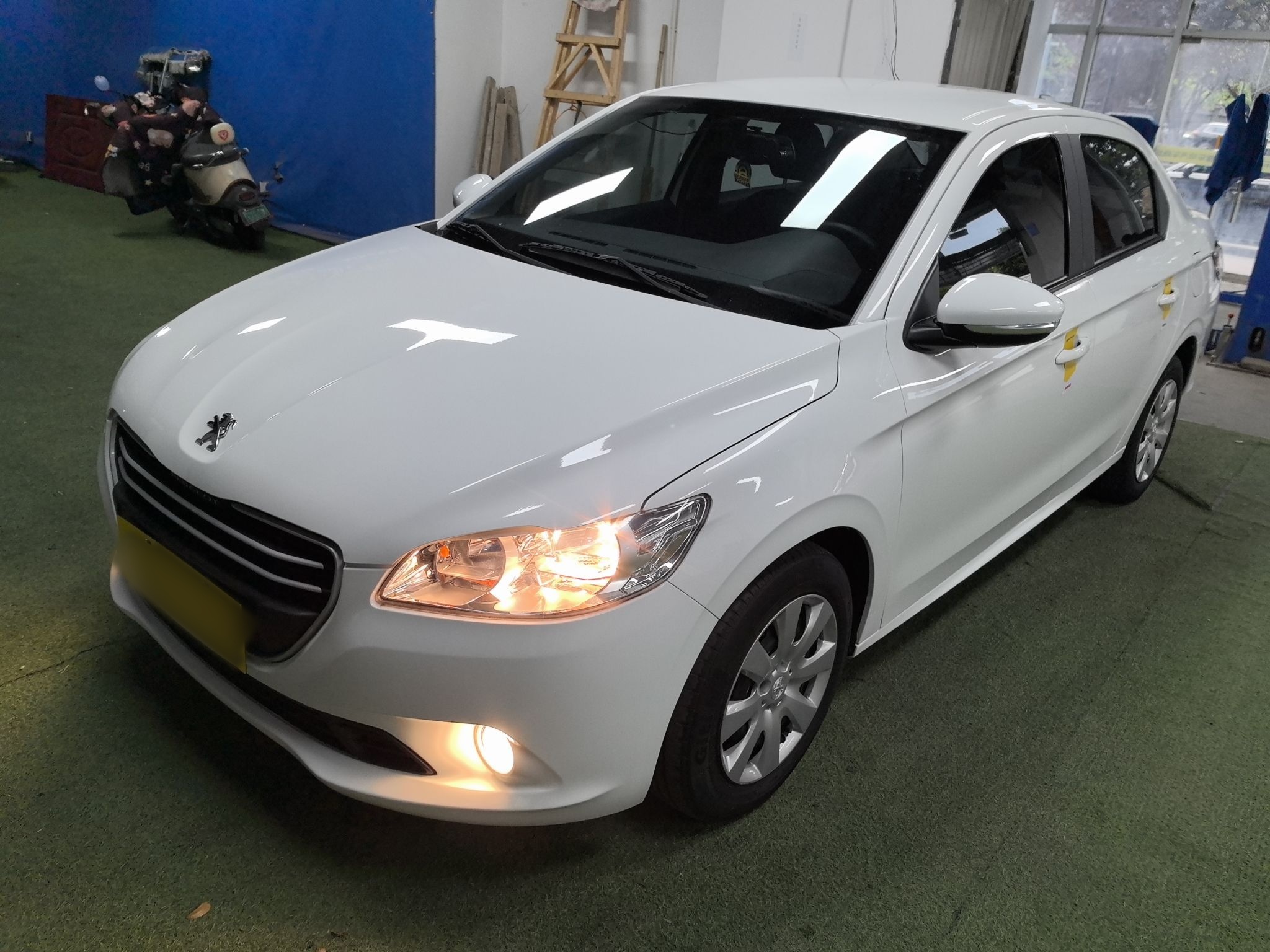 Под передней частью автомобиля