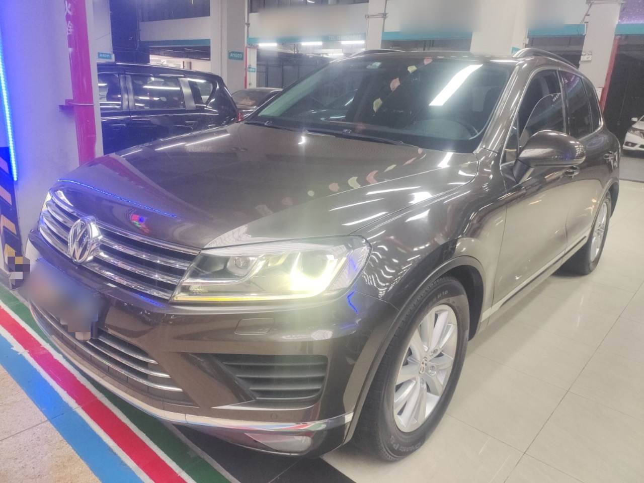 Под передней частью автомобиля