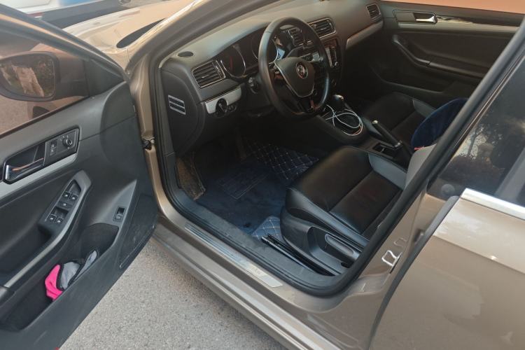 Used Volkswagen Sagitar 2015 230TSI Automatic Comfort Version Driver Seat