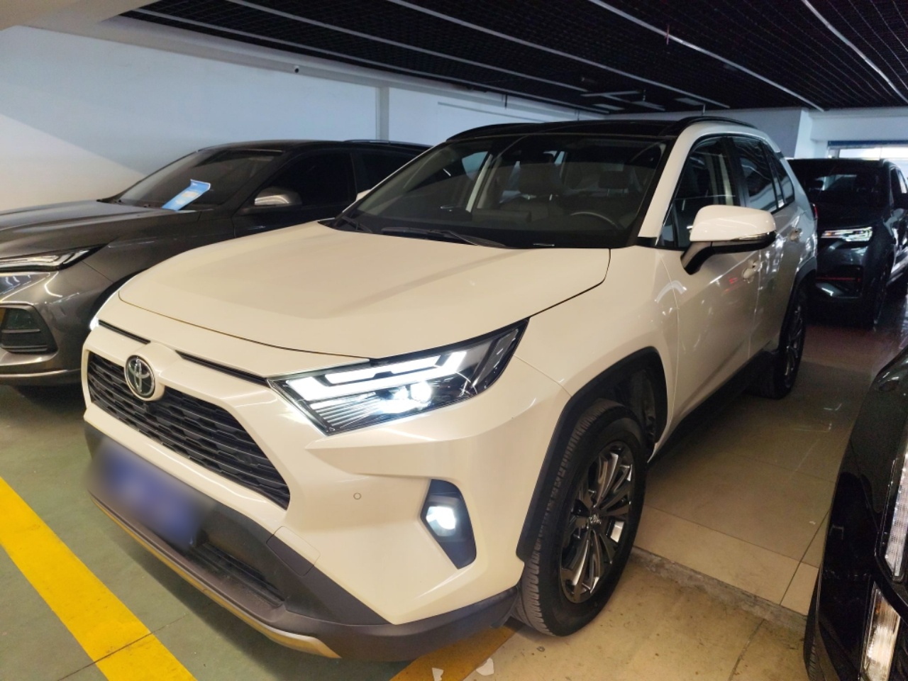 تحت مقدمة السيارة