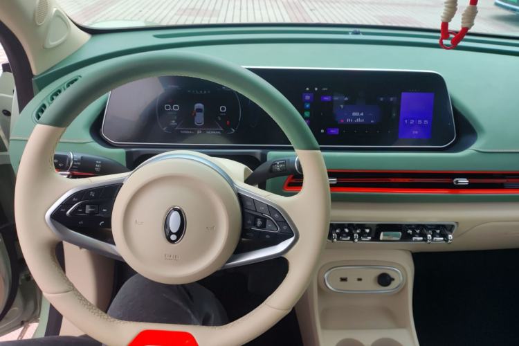 Used ORA Good Cat 2023 401 km Standard Range Luxury Version Lithium Iron Phosphate Center Console