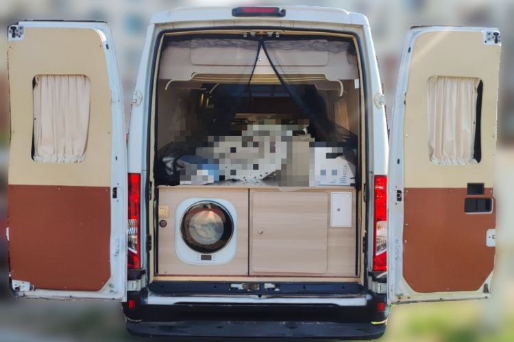 Used Iveco Eurocargo 2018 2.3T Long Wheelbase Short Overhang Multi-Purpose Vehicle with Side Sliding Door F1A Trunk