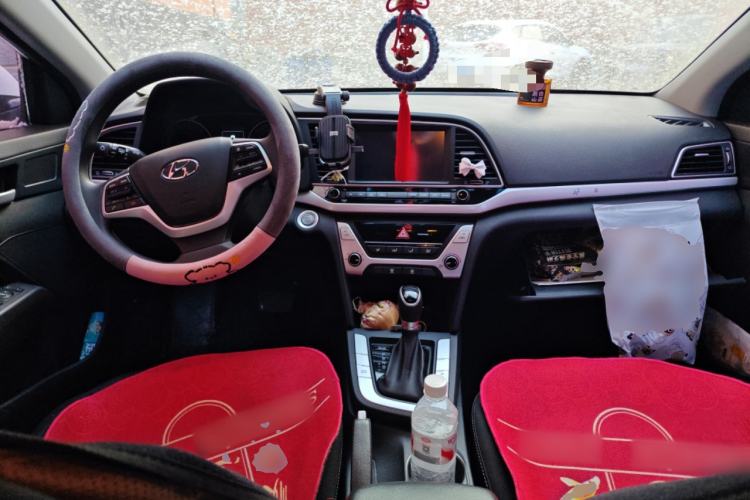 Used Hyundai Elantra (6th Generation / Lingdong) 2018 1.6L Automatic 15th Anniversary Special Edition Center Console