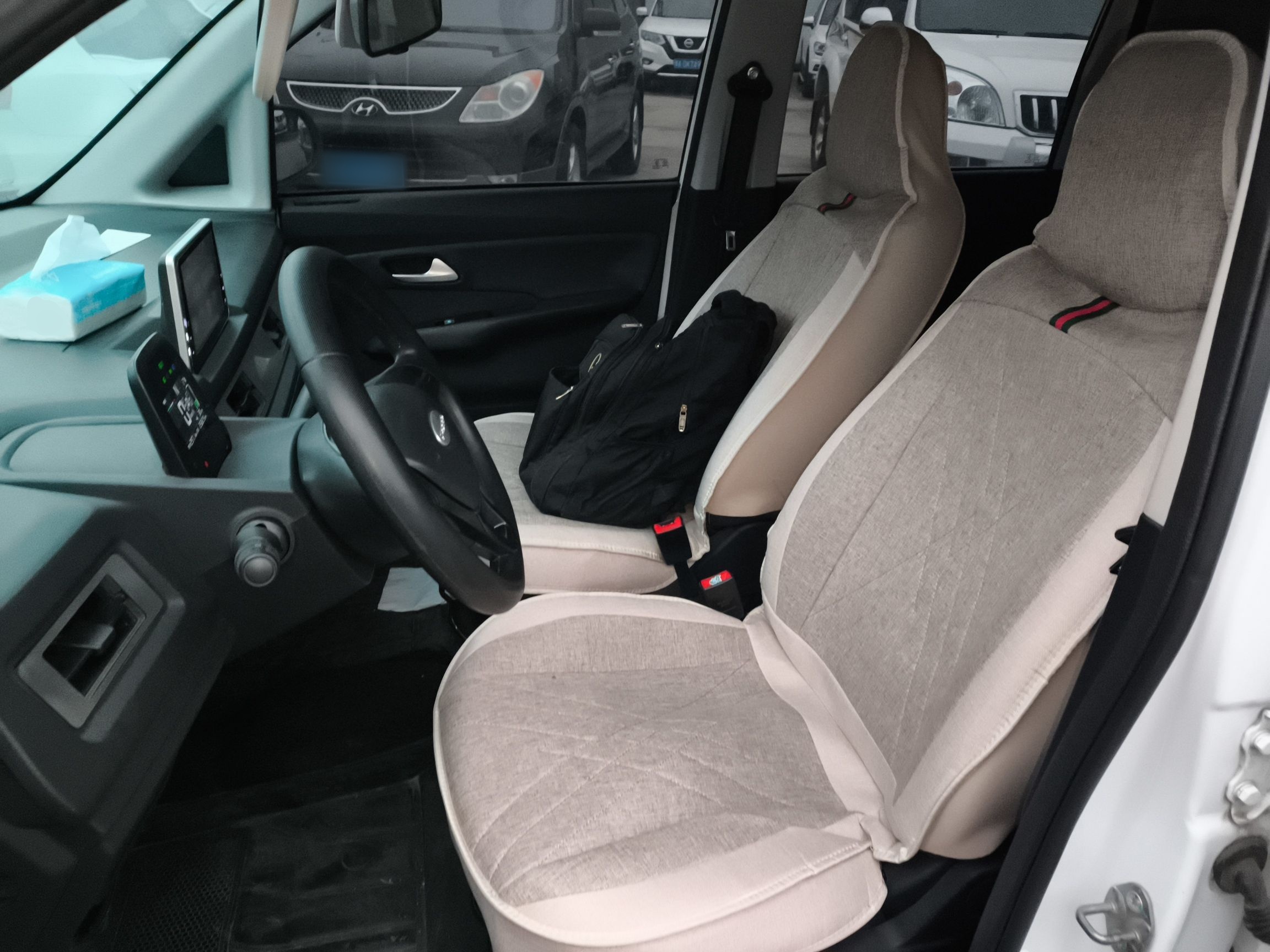 المقاعد الأمامية داخل السيارة