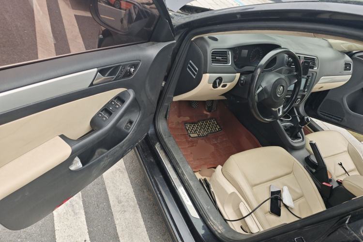 Used Volkswagen Sagitar 2014 Revised Version 1.6L Manual Comfort Edition Driver Seat