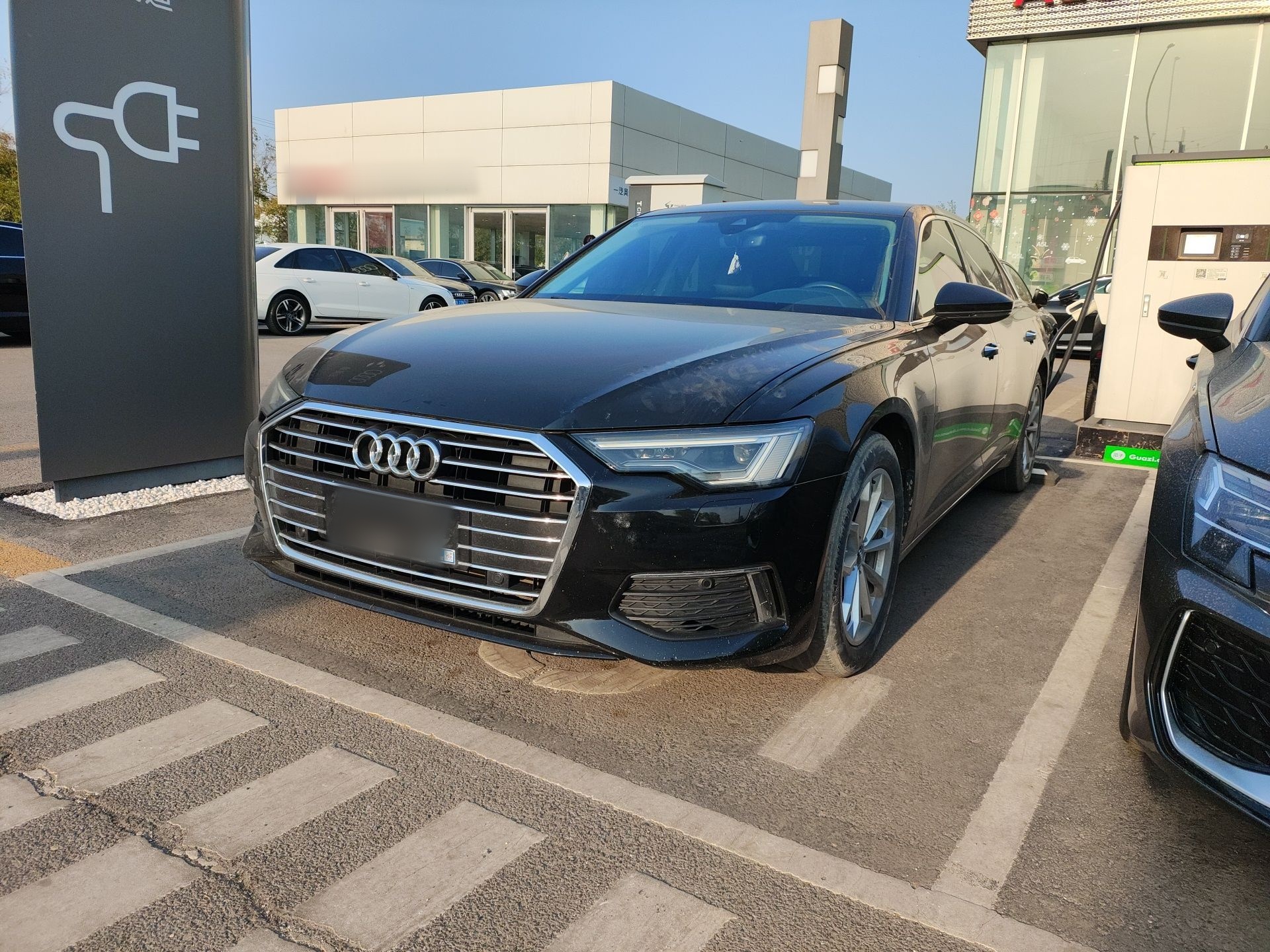 Под передней частью автомобиля