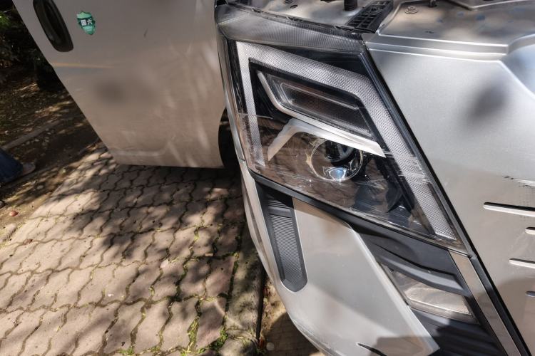 Used Dongfeng Yufeng 2023 V9+ 2.0T Manual Front-Wheel-Drive Multi-Function Mid-Roof Van with 7/8/9 Seats Right Front Headlight