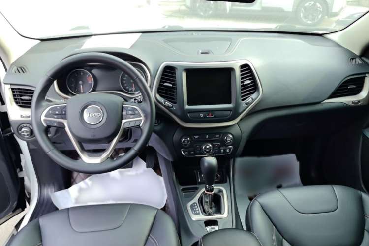 Used Jeep Cherokee 2016 2.0L Superior Edition