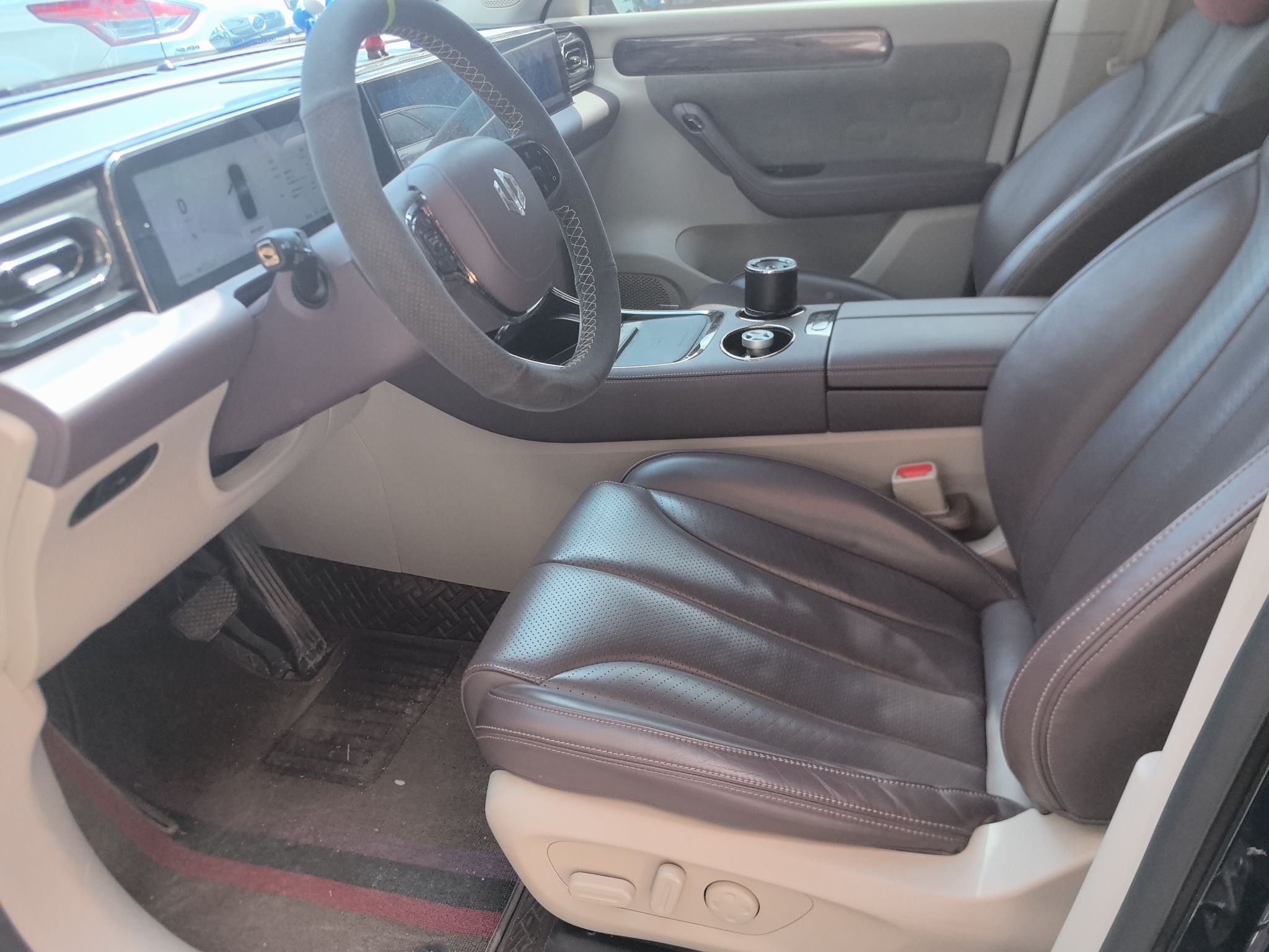 المقاعد الأمامية داخل السيارة