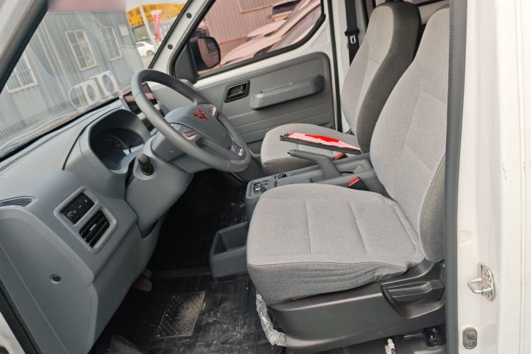 Used Wuling Yangguang 2024 300km Comfort-Grade Passenger Van 60kW