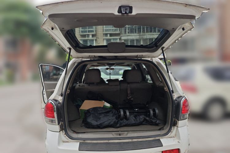 Used Huatai Santa Fe Classic 2011 2.0L Gasoline Manual Two-Wheel Drive Luxury Version Trunk