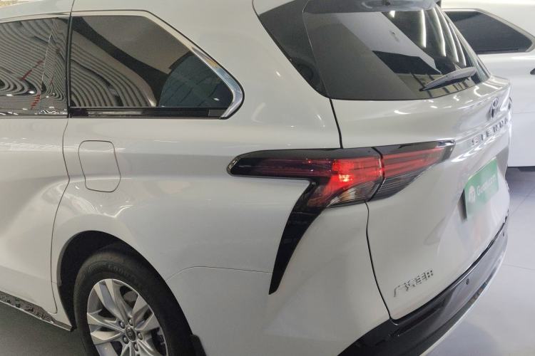 Used Toyota Sienna 2023 2.5L Hybrid Luxury Edition
