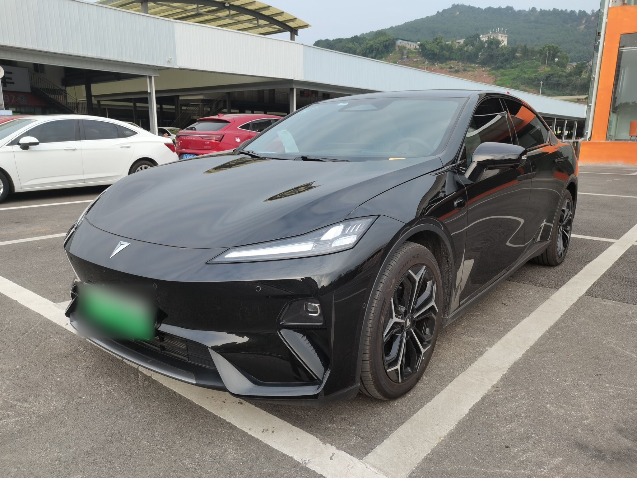 Под передней частью автомобиля