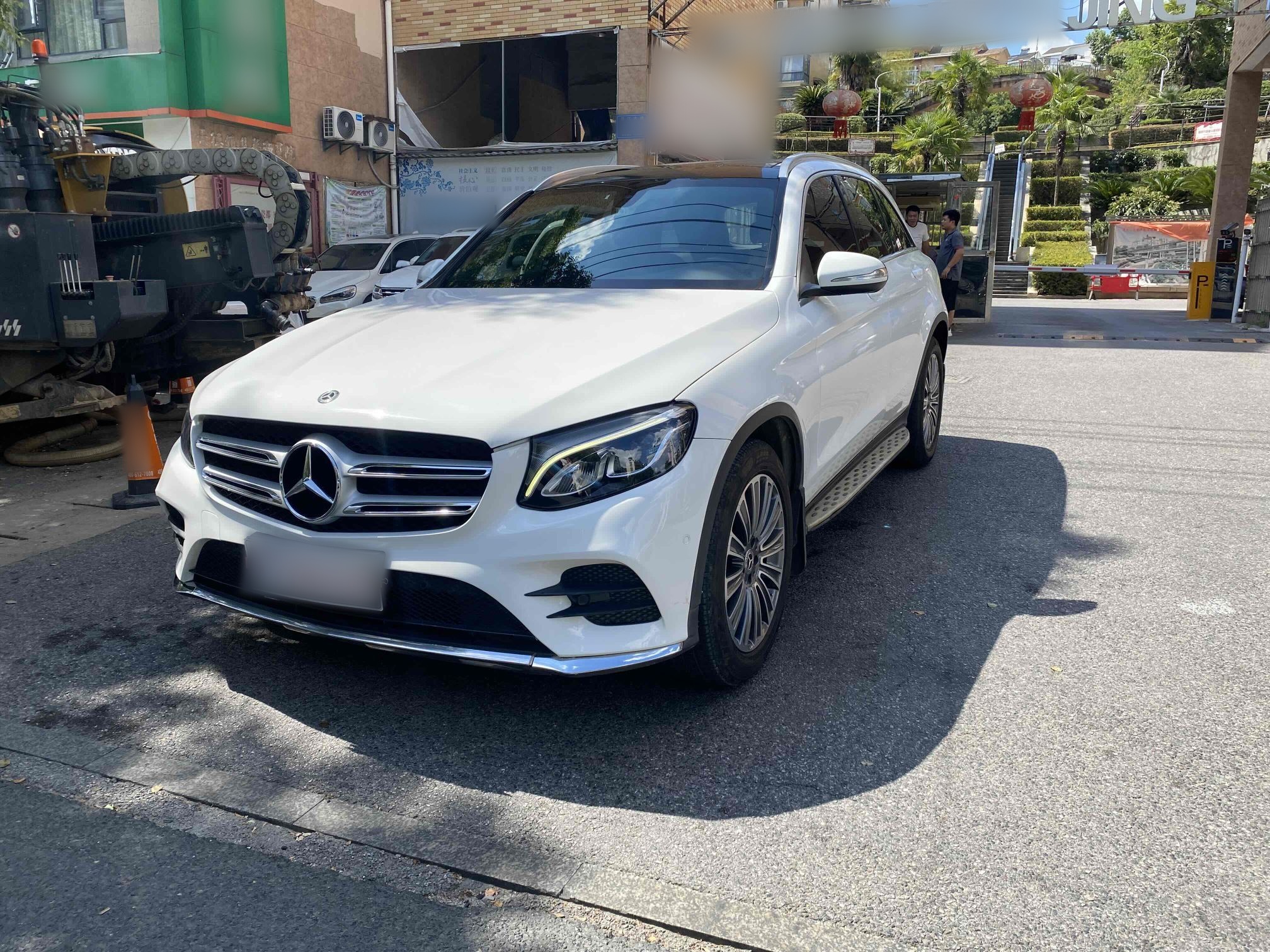 Под передней частью автомобиля