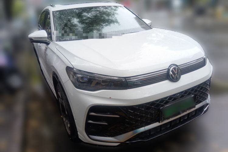 Used Volkswagen Tiguan L 2024 PRO 330TSI Two-Wheel Drive R-Line Smart Edition Front Right 45 Deg