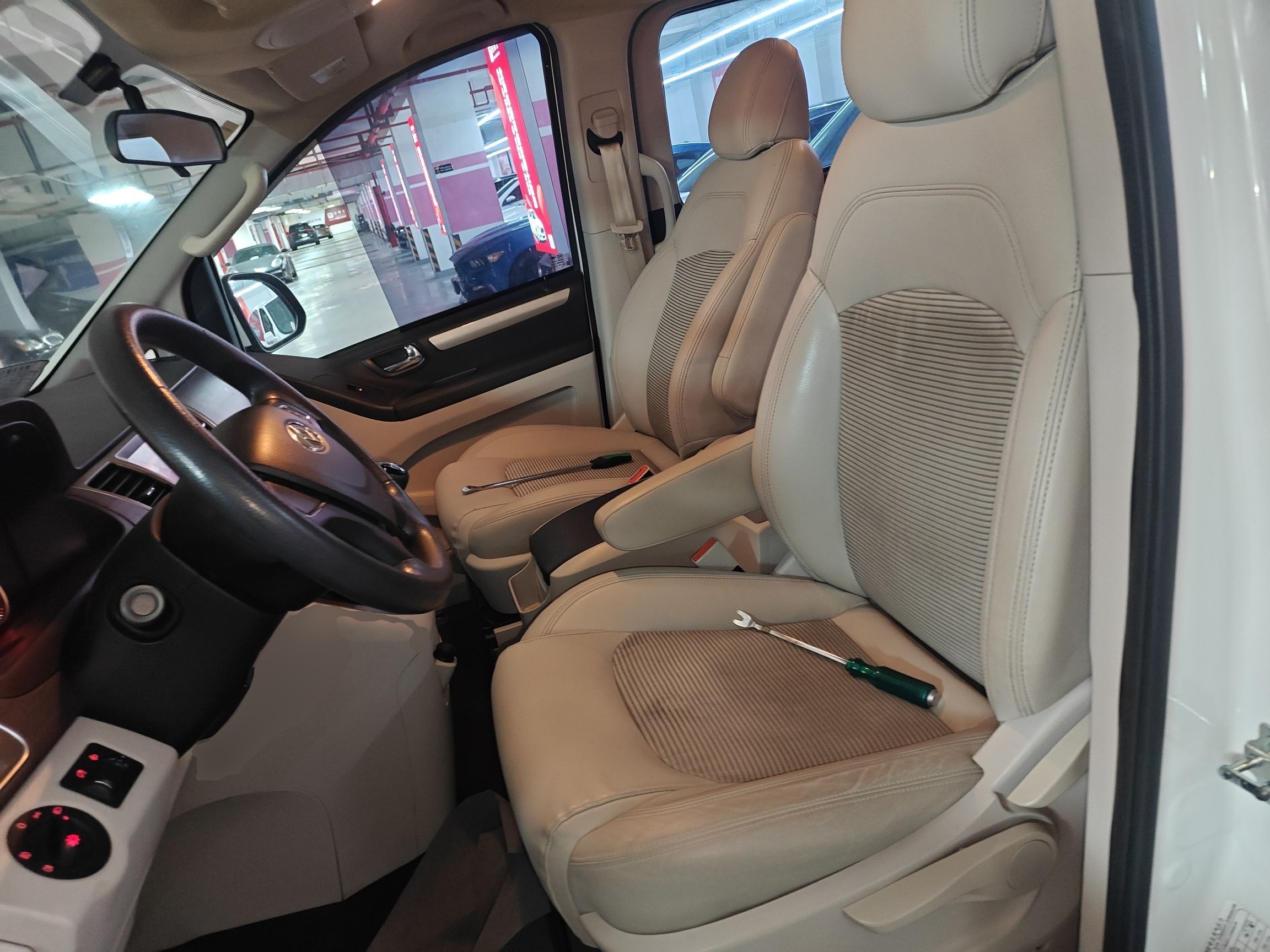 Переднее сиденье в автомобиле