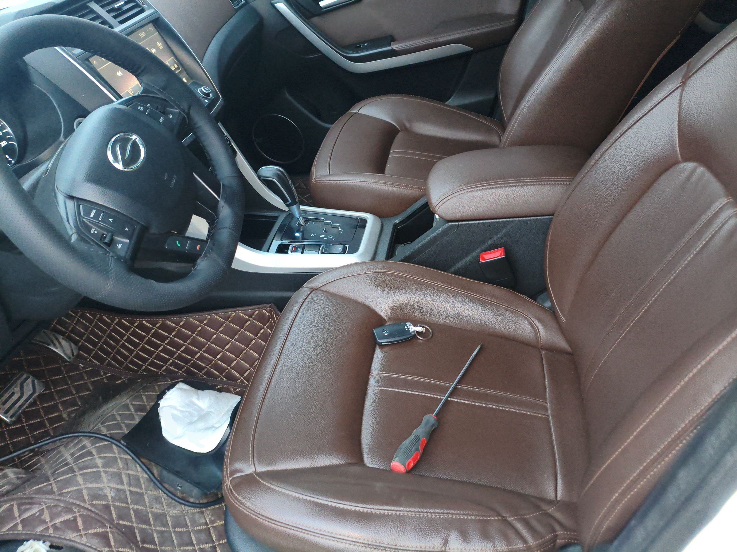 المقاعد الأمامية داخل السيارة