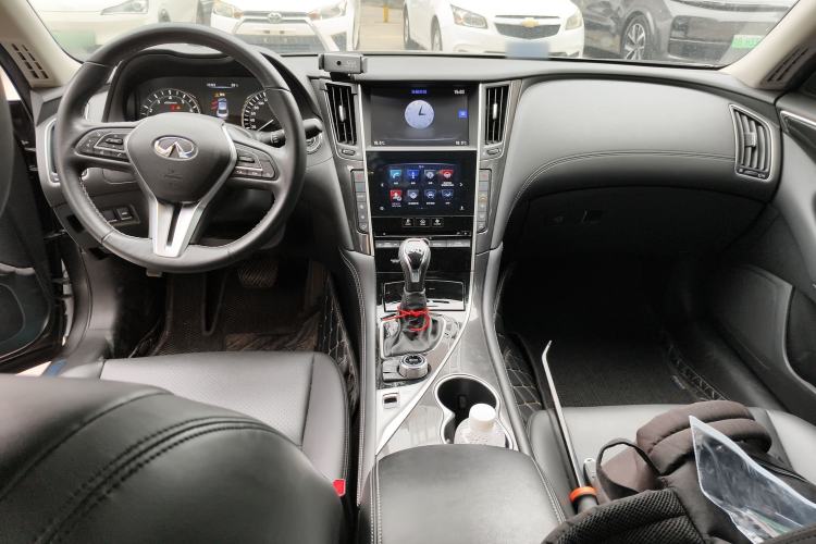 Used Infiniti Q50L 2018 2.0T Comfort Edition China VI Standard Center Console