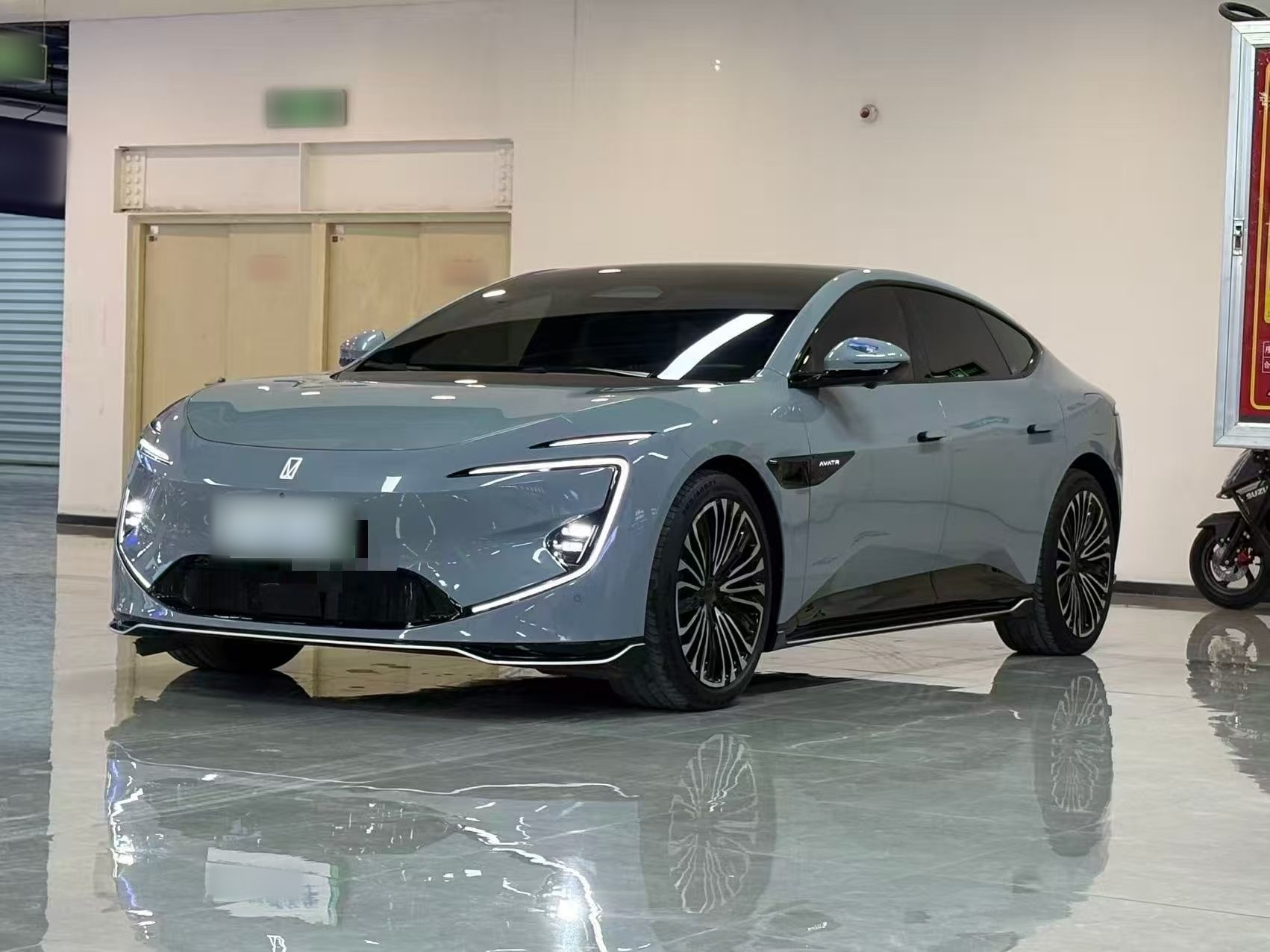 Под передней частью автомобиля