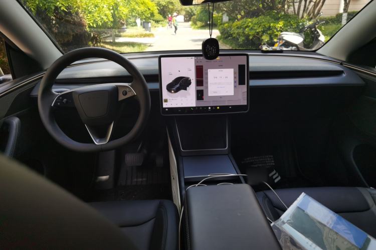 Used Tesla Model Y 2025 Long-Range All-Wheel-Drive Version Center Console