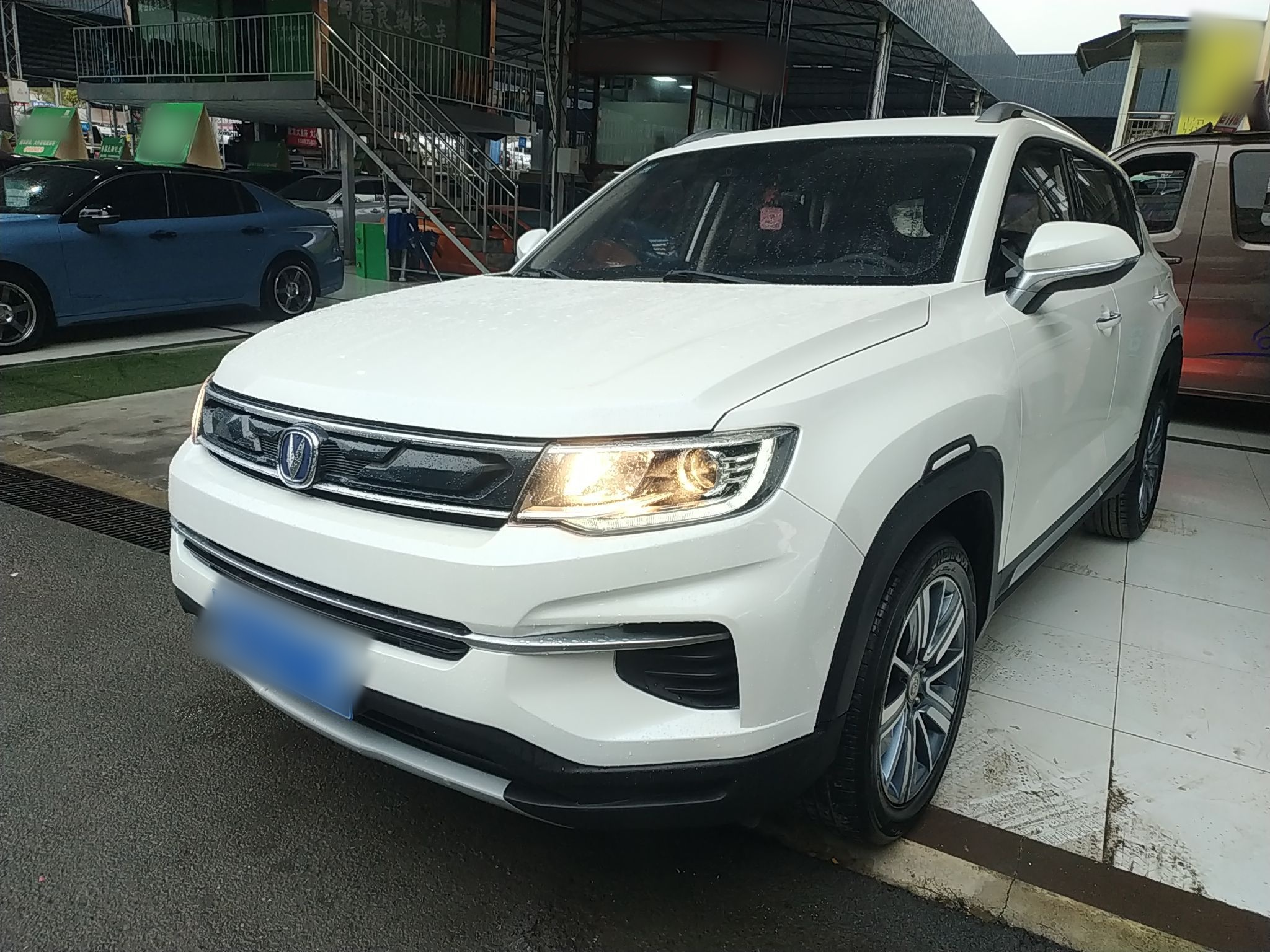 Под передней частью автомобиля