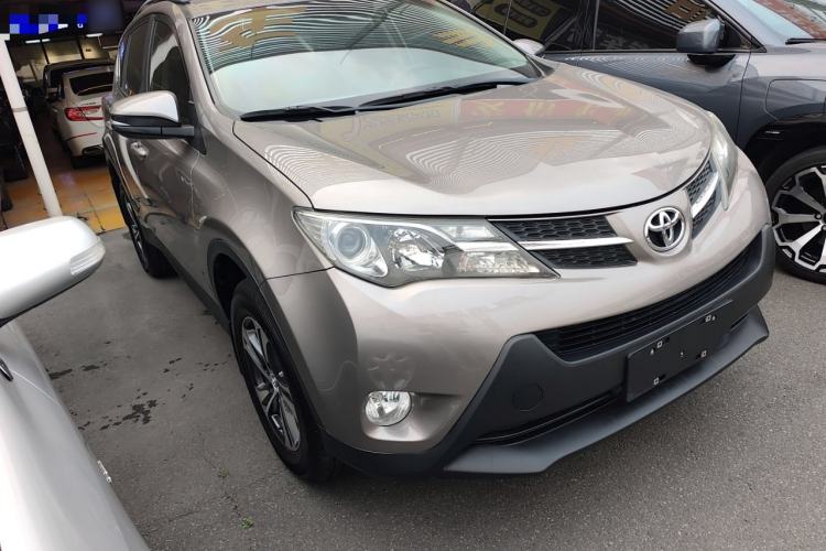 Used Toyota RAV4 2015 2.0L CVT Two-Wheel Drive Fashion Edition Front Right 45 Deg