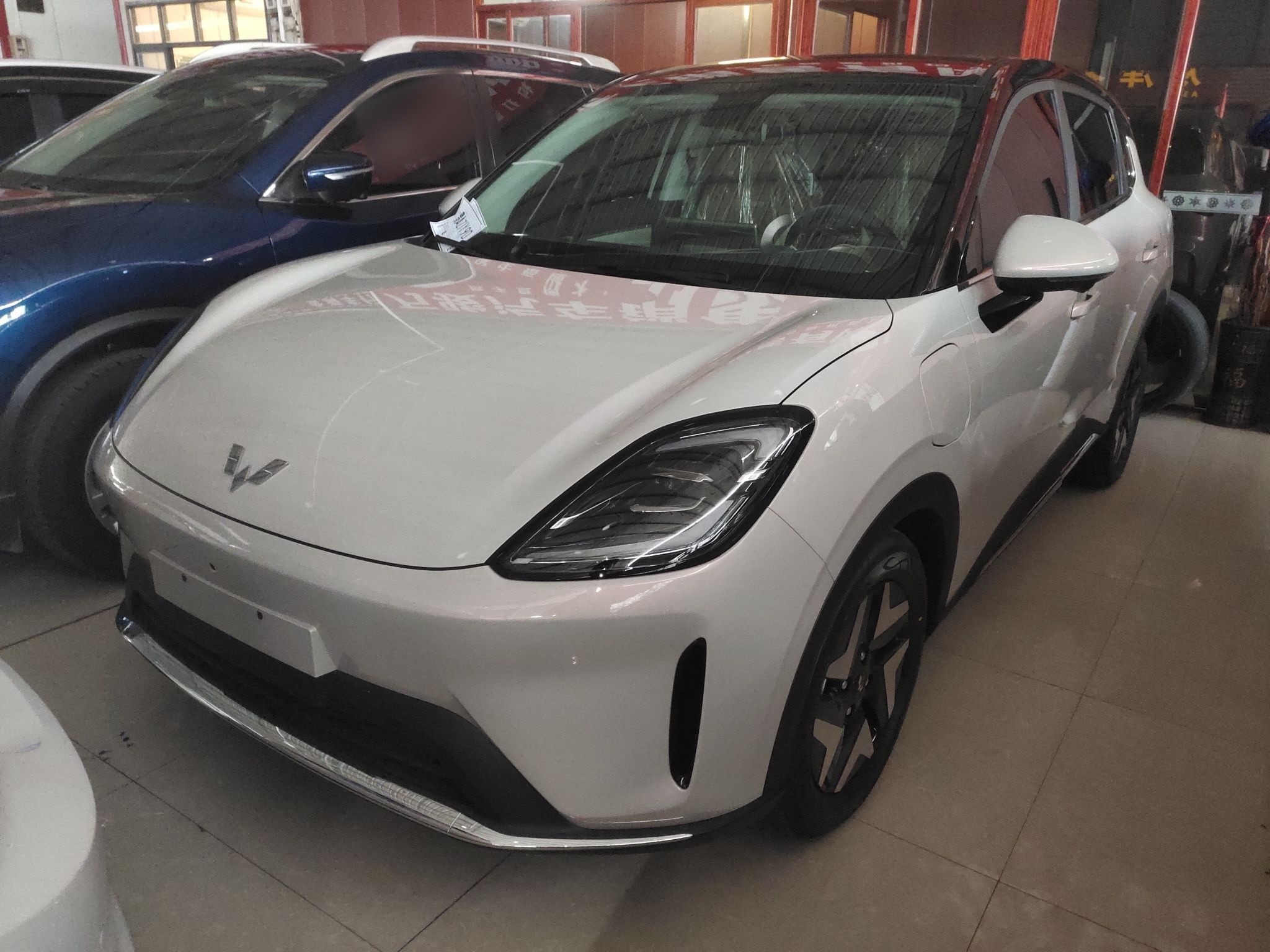 Под передней частью автомобиля