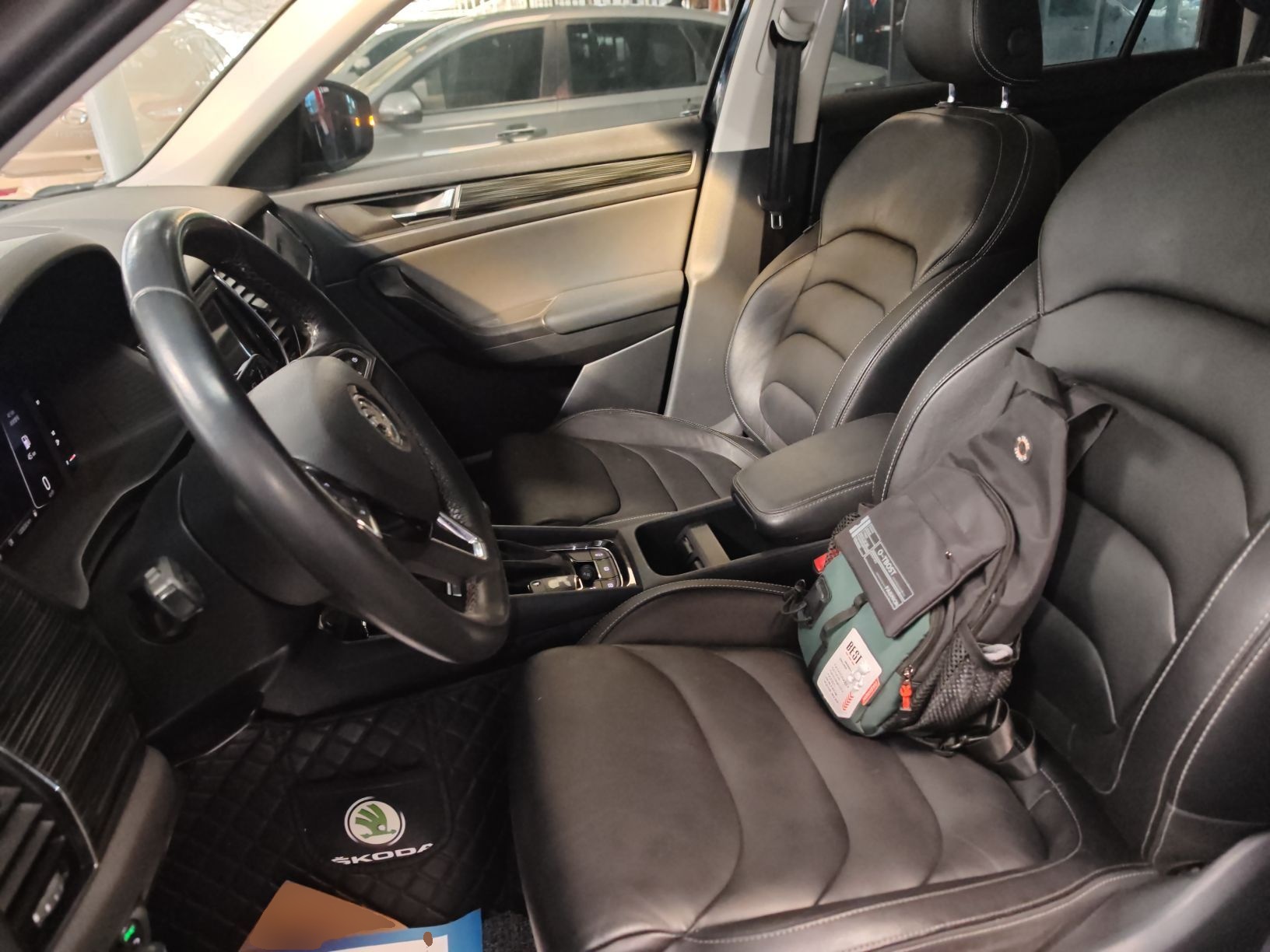 Переднее сиденье в автомобиле