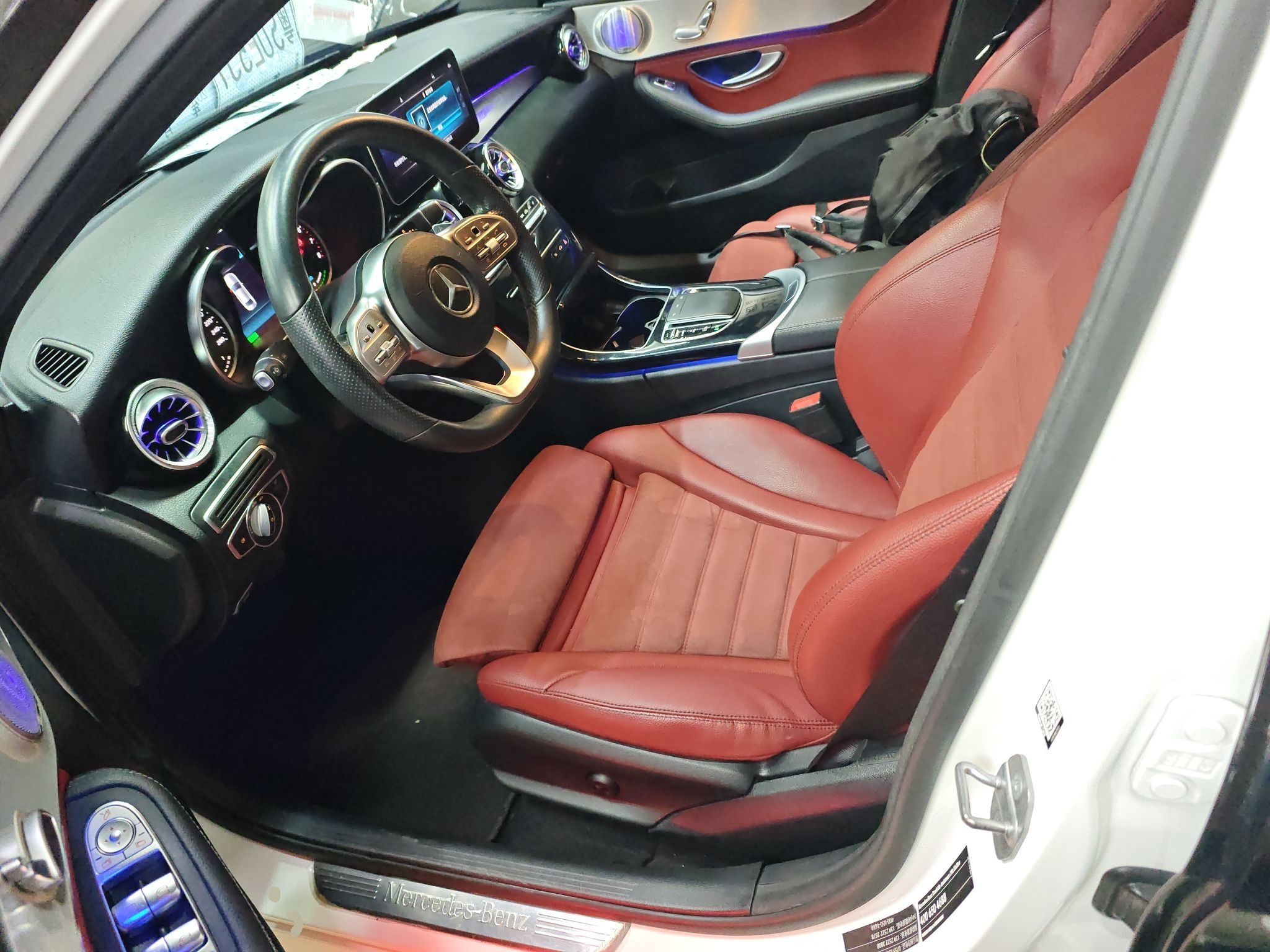 المقاعد الأمامية داخل السيارة