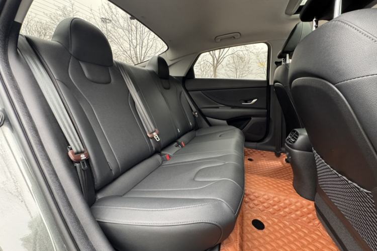 Used Hyundai Elantra 2023 1.5L CVT LUX Prestige Edition Interior 2