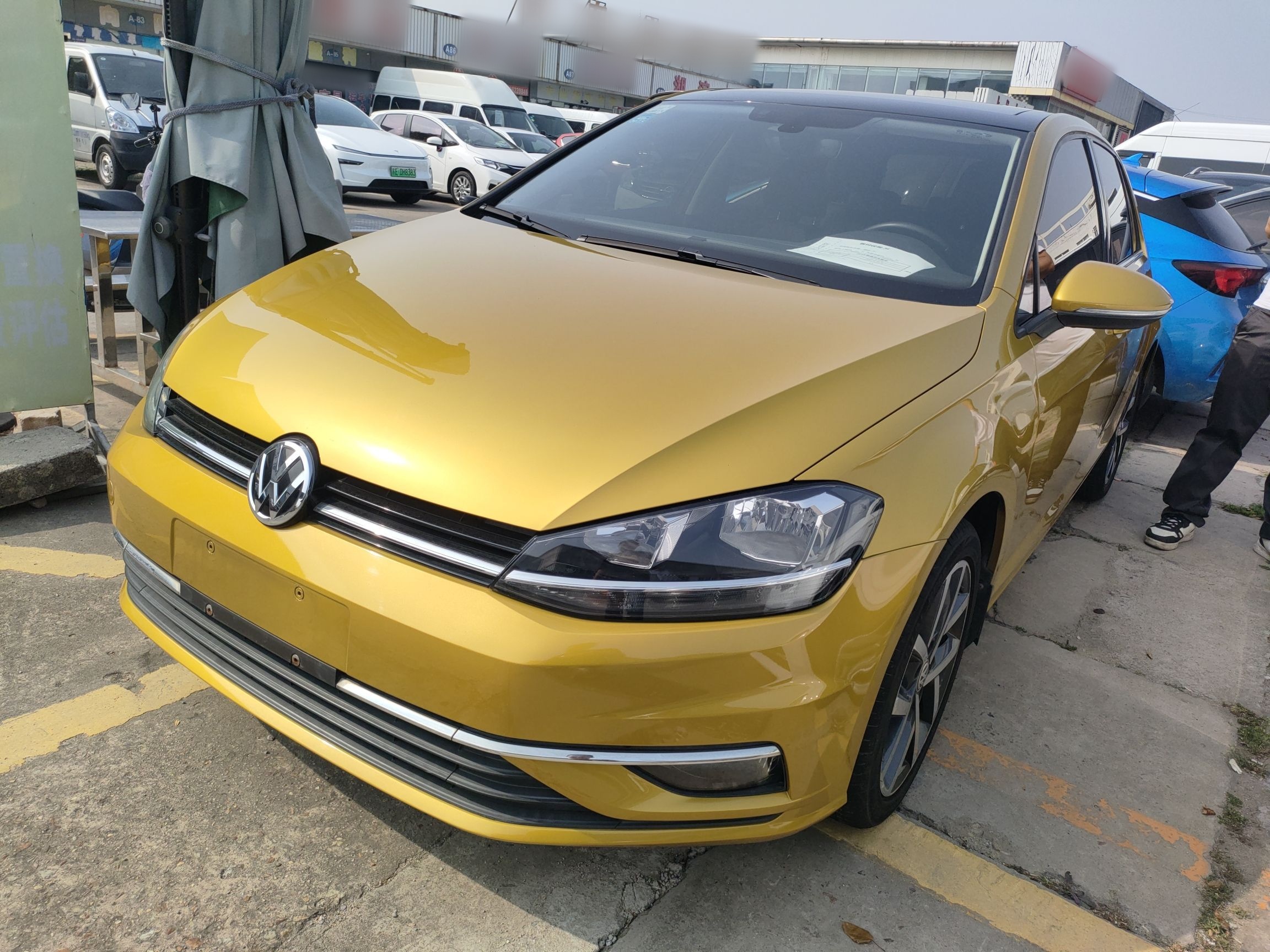 تحت مقدمة السيارة