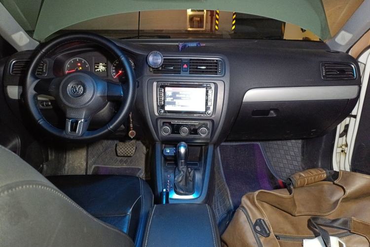 Used Volkswagen Sagitar 2014 Revised Version 1.6L Automatic Comfort Edition Center Console