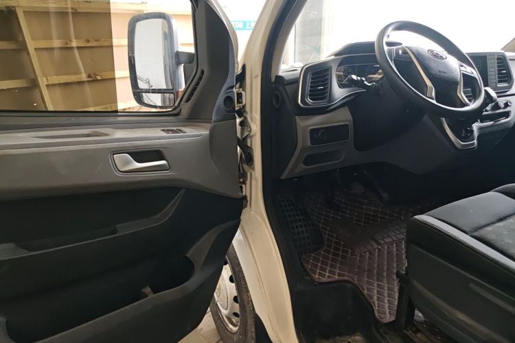 Used SAIC MAXUS Xintu V80 2023 2.0T Manual Classic Aoyuntong Short Wheelbase Mid-Roof 7/8/9-Seater Driver Seat