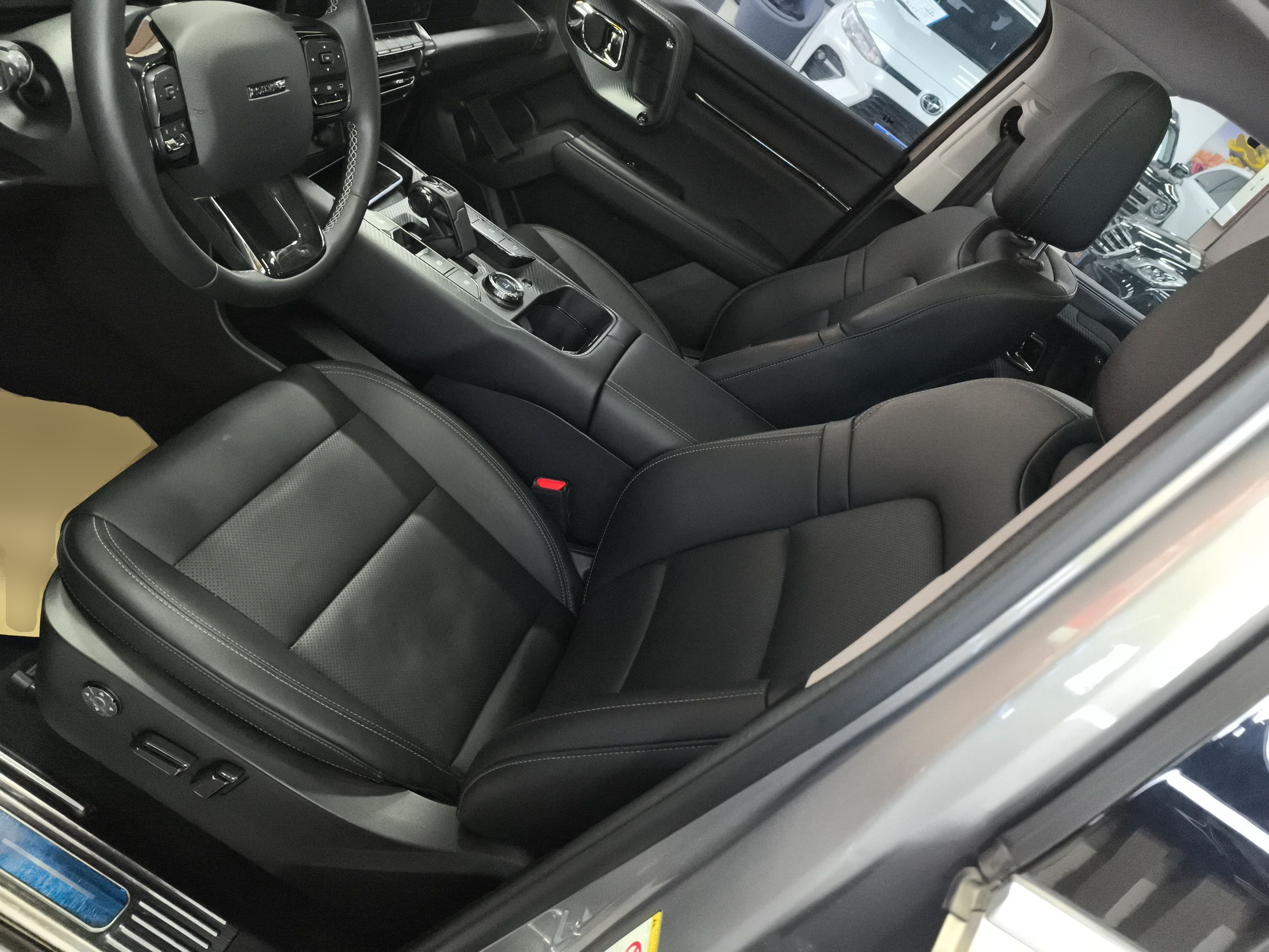 المقاعد الأمامية داخل السيارة