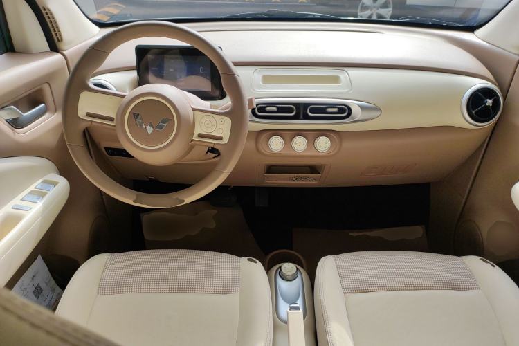 Used Wuling Hongguang MINIEV 2025 Four-Door Version Advanced Edition Center Console