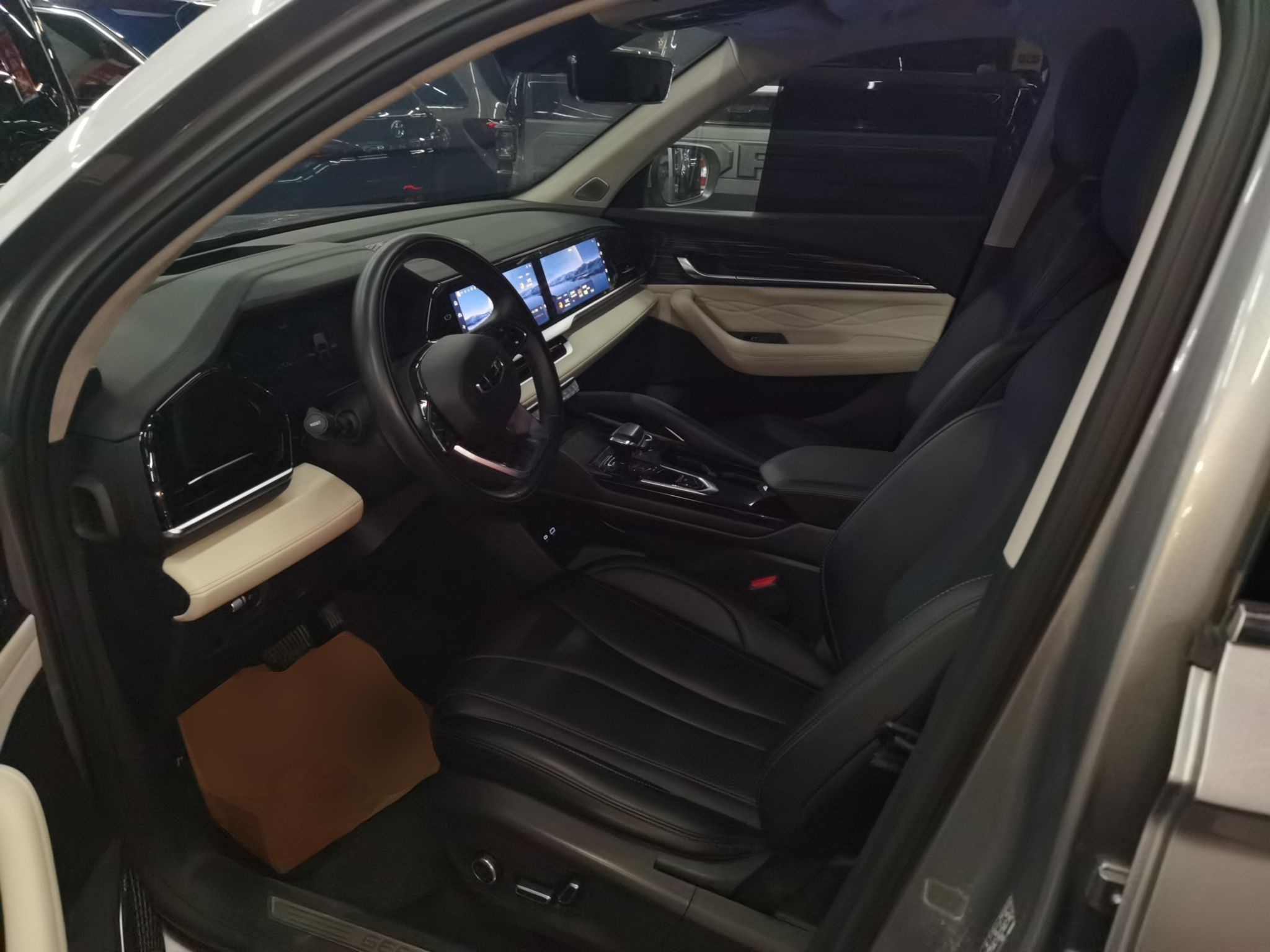 المقاعد الأمامية داخل السيارة