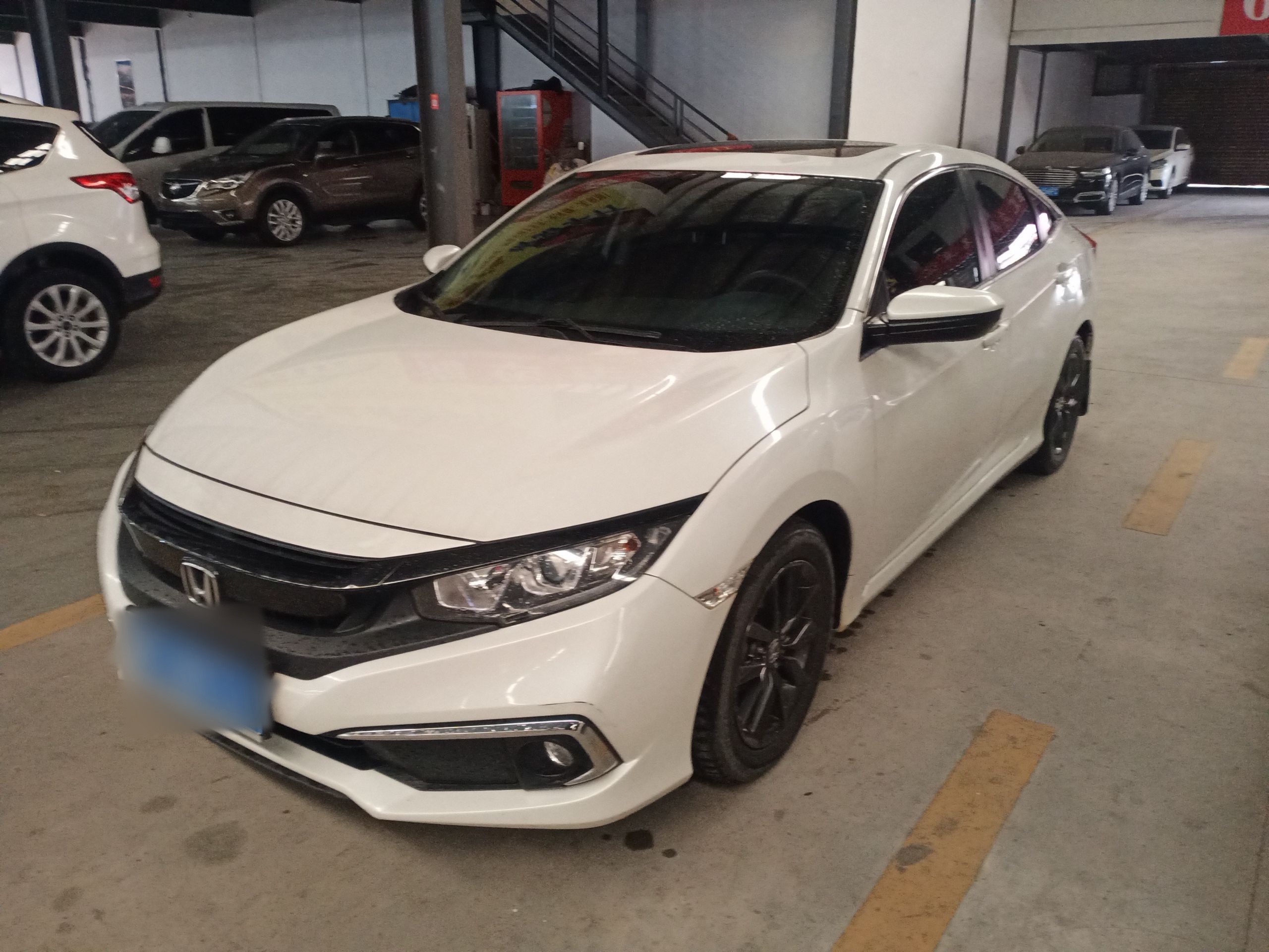 تحت مقدمة السيارة