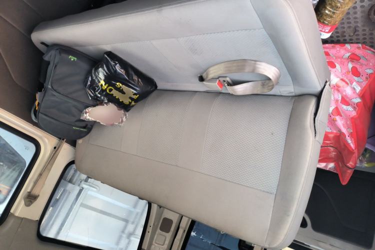 Used SAIC MAXUS Xintu V80 2015 2.5T Manual Aoyuntong Version Short Wheelbase Mid-Roof Left Rear Seat